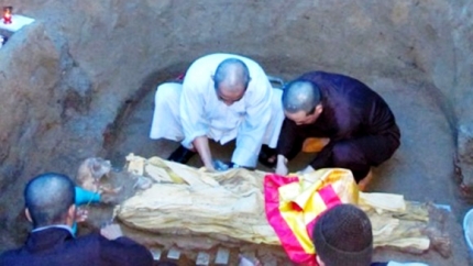 hai cot hoa thuong chon may chuc nam ma khong phan huy