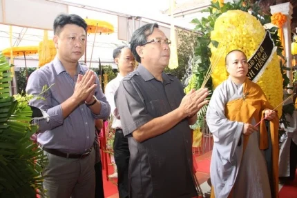 Ngày thứ 02 các phái đoàn kính viếng ni trưởng Thích Đàm Hảo
